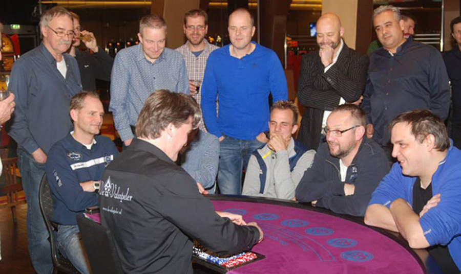 Op zoek naar casino verhuur? Blackjack croupier Peter Woerde bezorgt uw gasten een overgetelijke casino ervaring