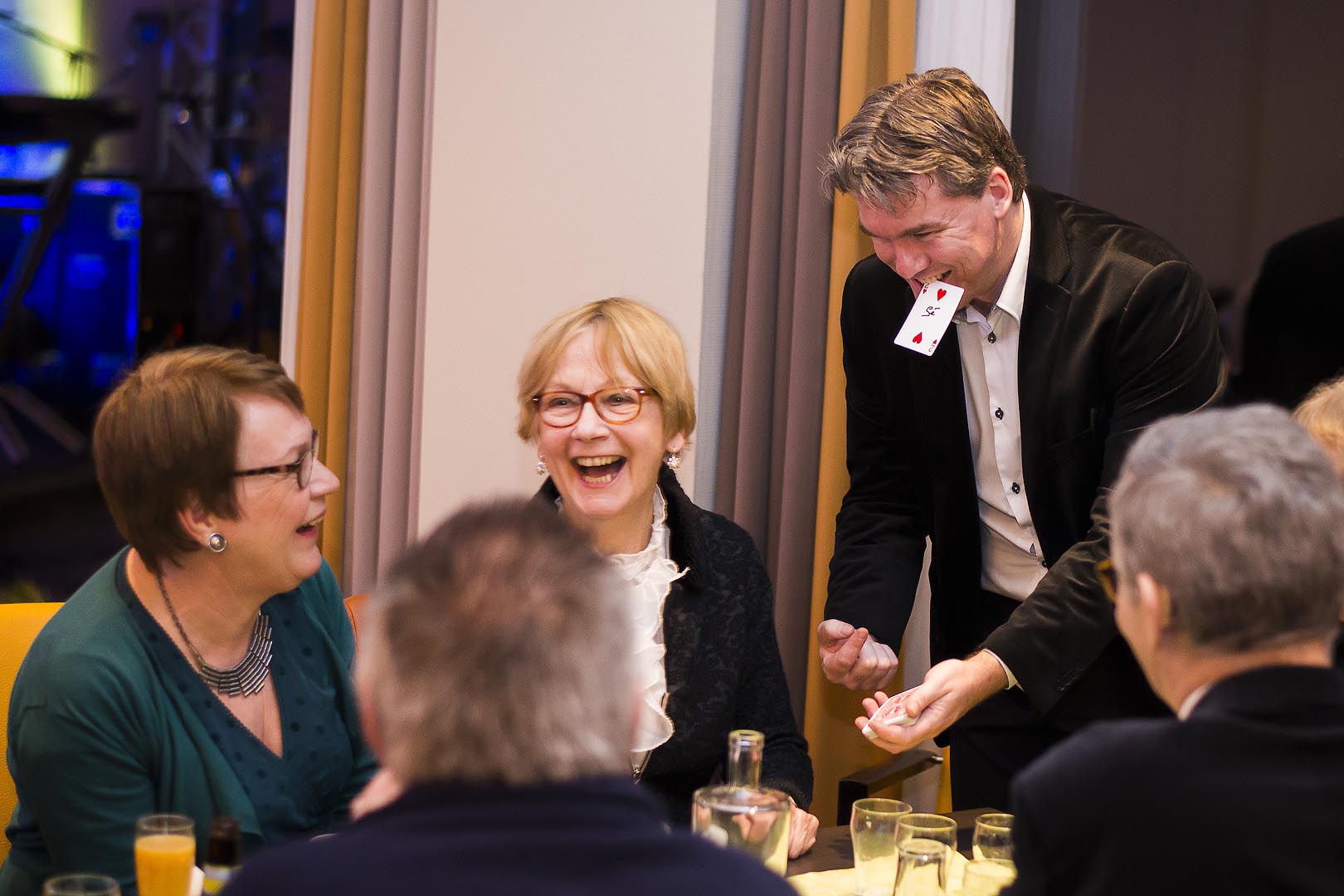 Tafel goochelaar Peter Woerde verzorgt als De Valsspeler entertainment van hoog niveau.